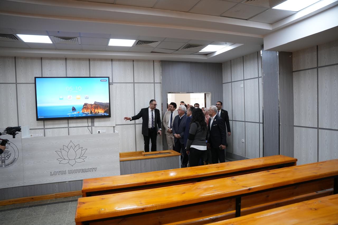 وزير التعليم العالي يتفقد جامعة اللوتس بالمنيا