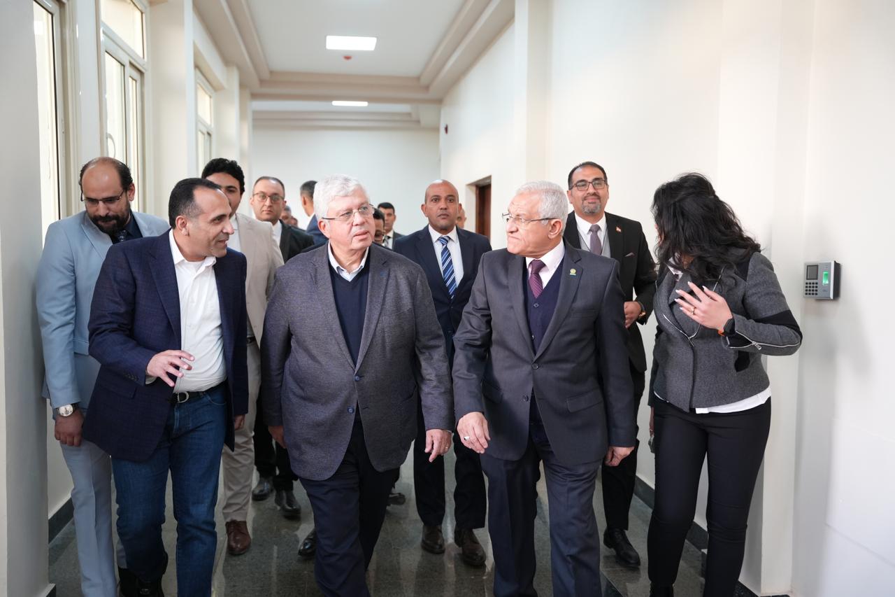 وزير التعليم العالي يتفقد جامعة اللوتس بالمنيا