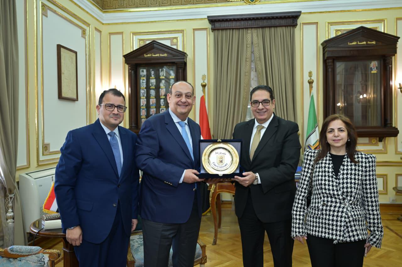 رئيس جامعة القاهرة يستقبل وفد وزارة الخارجية المصرية للشئون الافريقية
