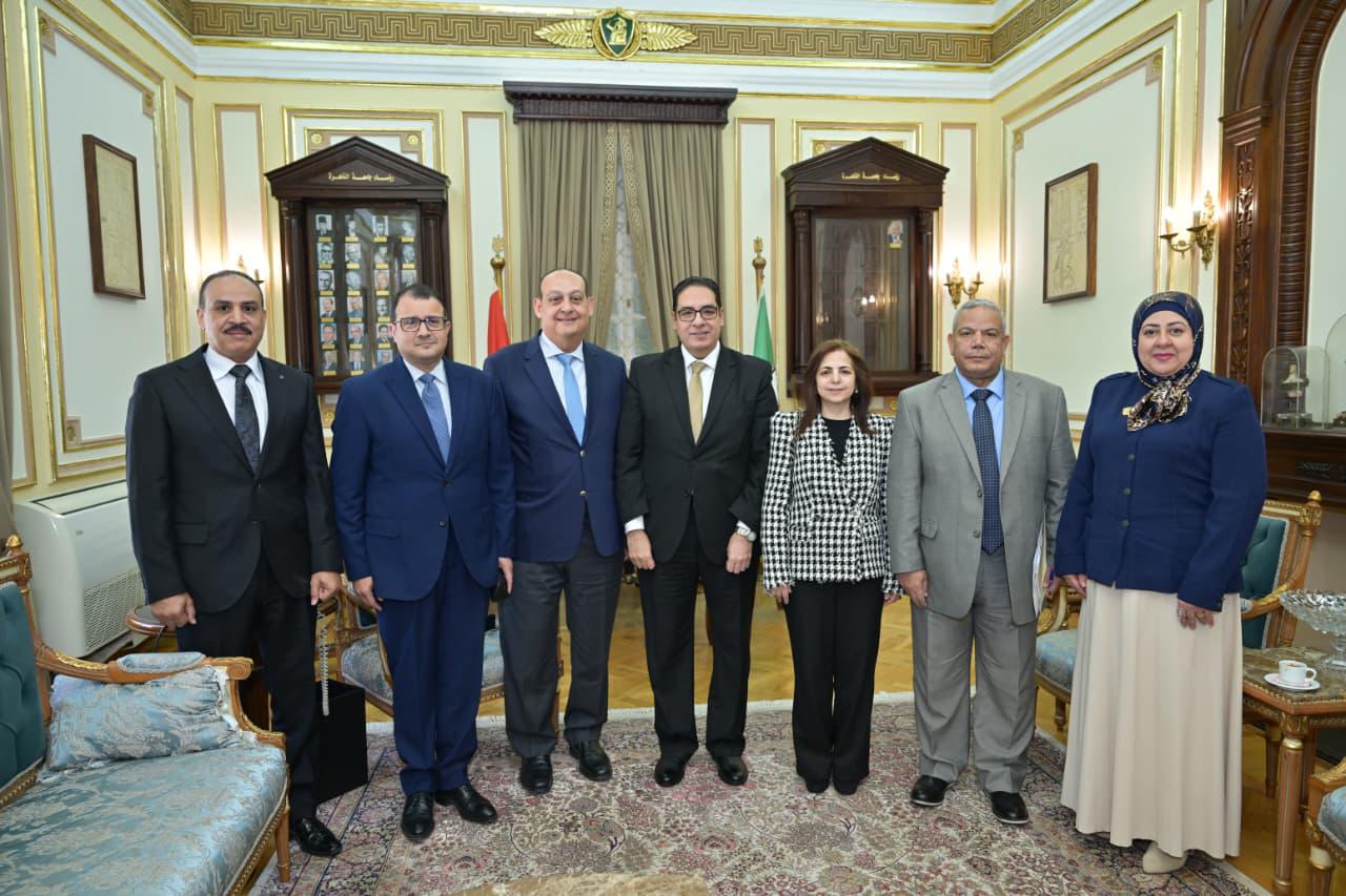 رئيس جامعة القاهرة يستقبل وفد وزارة الخارجية المصرية للشئون الافريقية