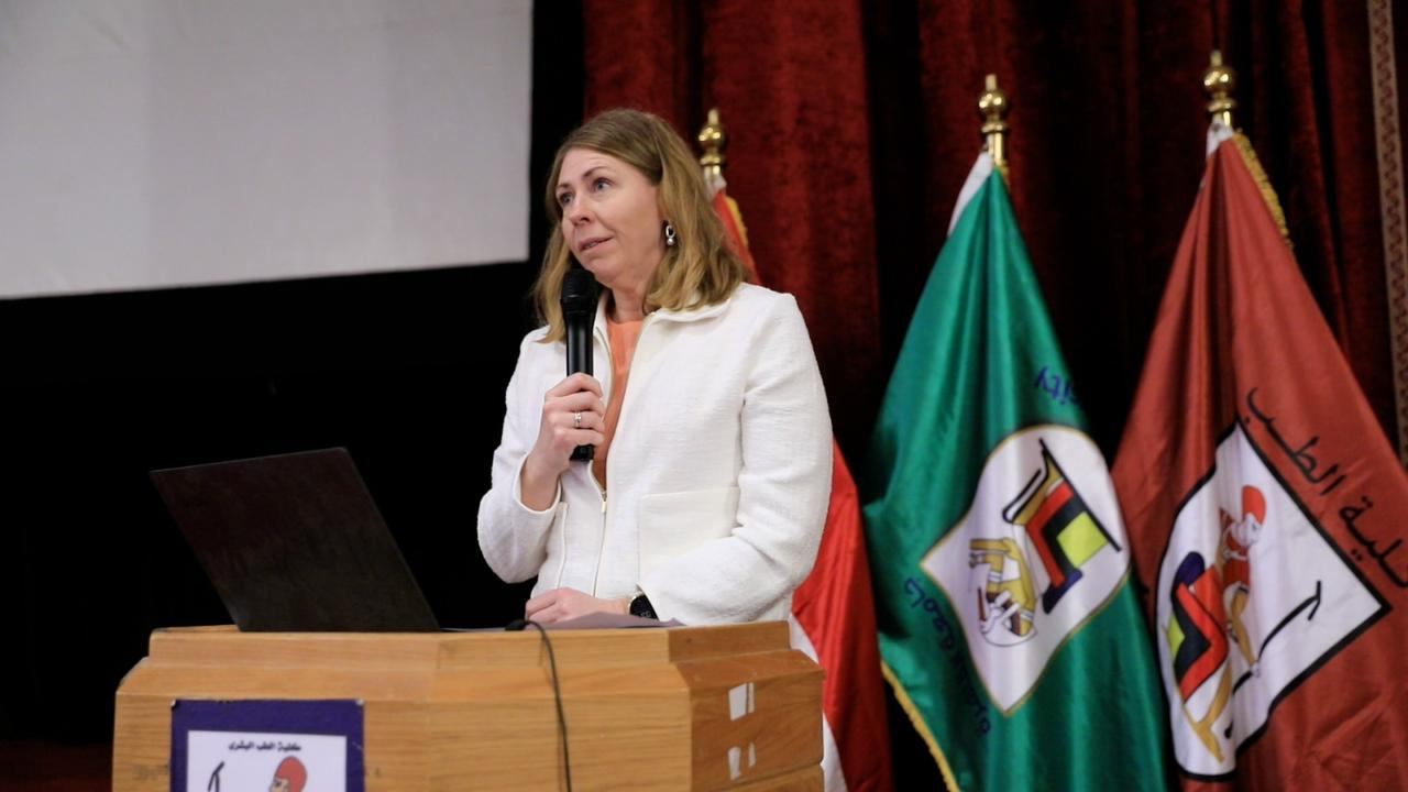 وزيرة الرعاية الصحية السويدية تزور مستشفيات قصر العيني