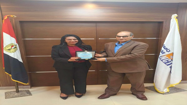 جامعة القاهرة التكنولوجية تصنع قادة الحوكمة الرقمية بتكريم إحدى باحثاتها المتميزات