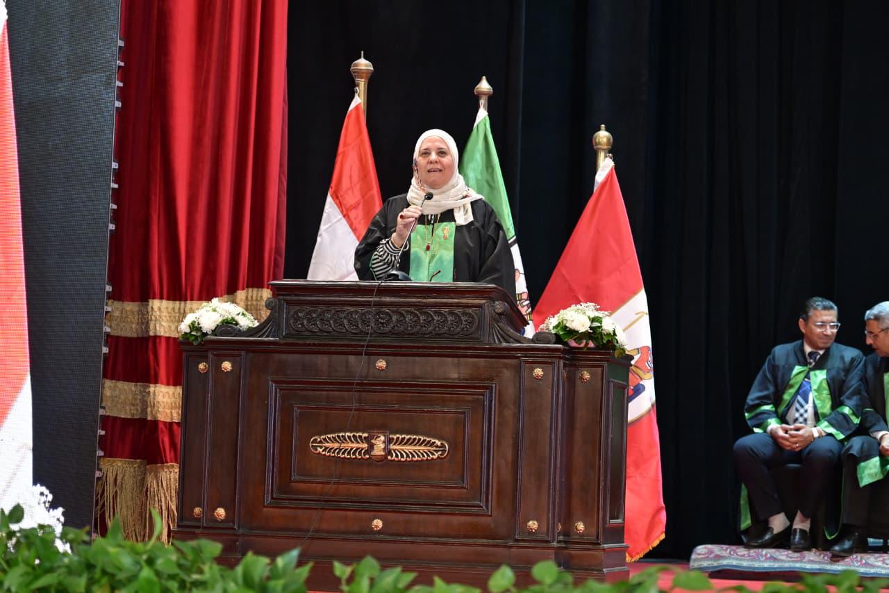 جامعة القاهرة تحتفل بتخريج الدفعة 192 من طب قصر العيني في احتفالية تاريخية