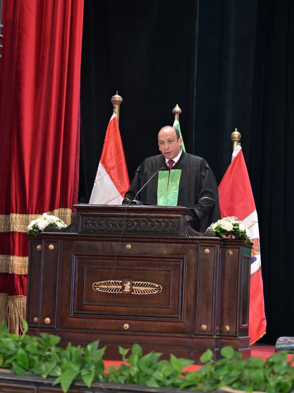 جامعة القاهرة تحتفل بتخريج الدفعة 192 من طب قصر العيني في احتفالية تاريخية