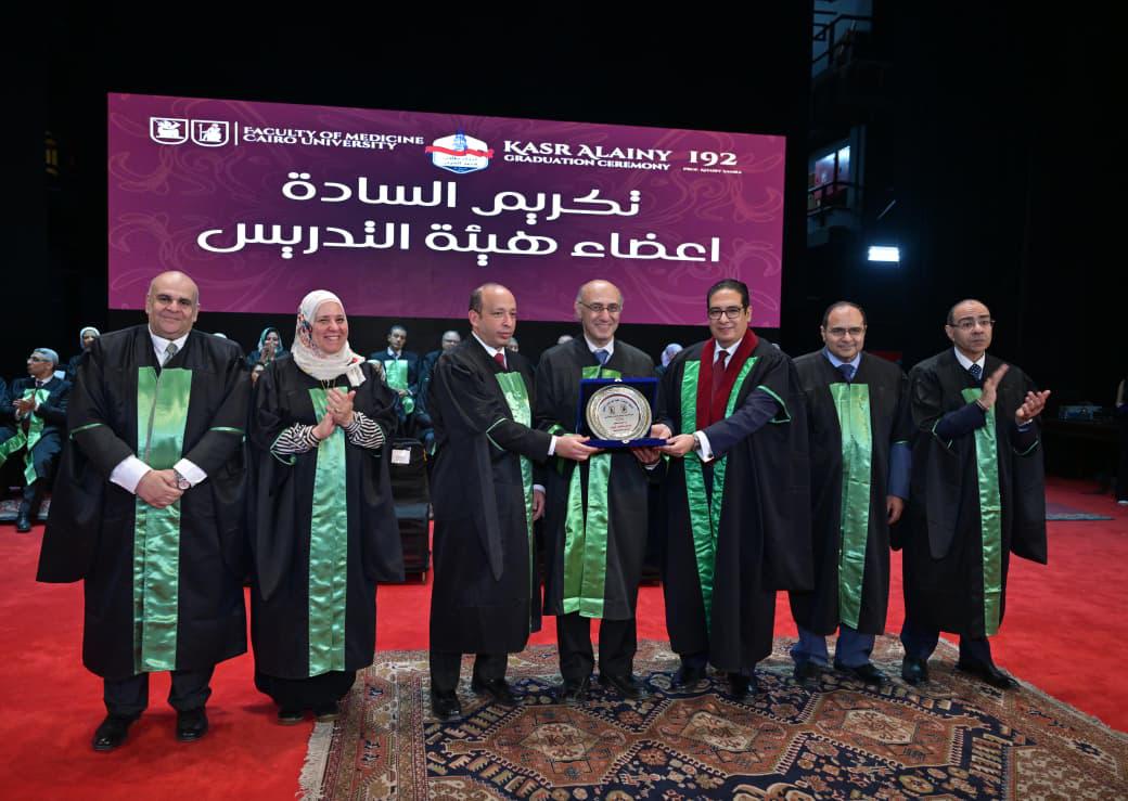 جامعة القاهرة تحتفل بتخريج الدفعة 192 من طب قصر العيني في احتفالية تاريخية