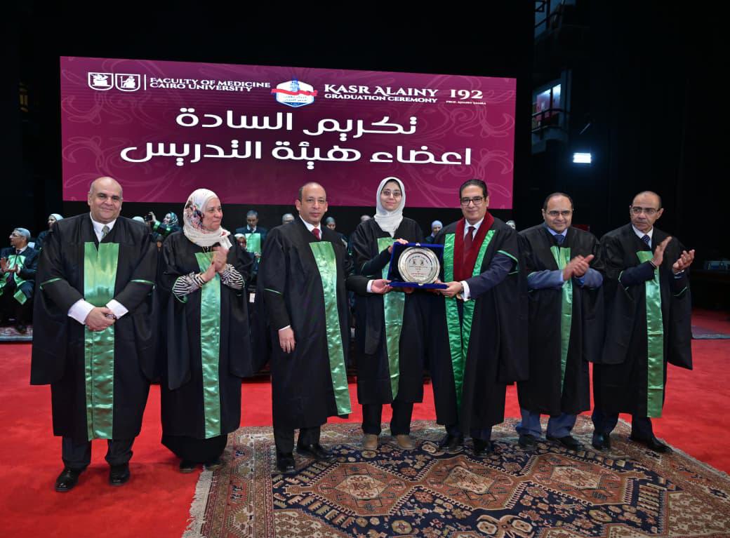 جامعة القاهرة تحتفل بتخريج الدفعة 192 من طب قصر العيني في احتفالية تاريخية