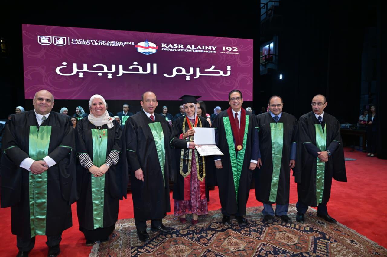 جامعة القاهرة تحتفل بتخريج الدفعة 192 من طب قصر العيني في احتفالية تاريخية