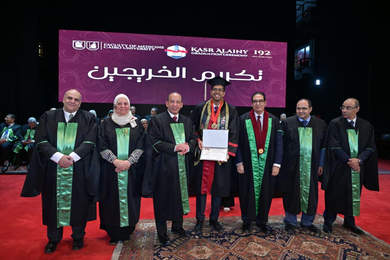 جامعة القاهرة تحتفل بتخريج الدفعة 192 من طب قصر العيني في احتفالية تاريخية