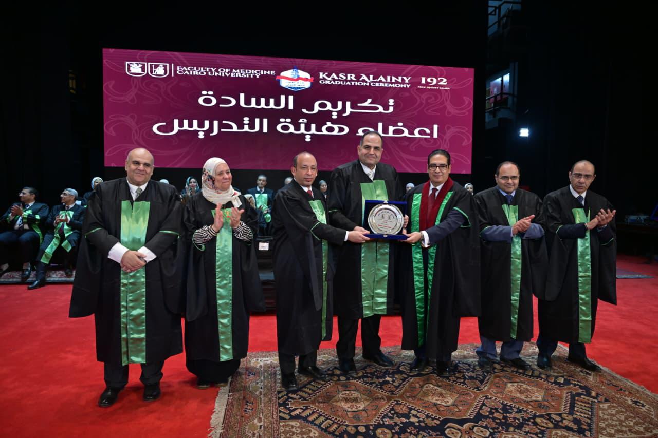 جامعة القاهرة تحتفل بتخريج الدفعة 192 من طب قصر العيني في احتفالية تاريخية