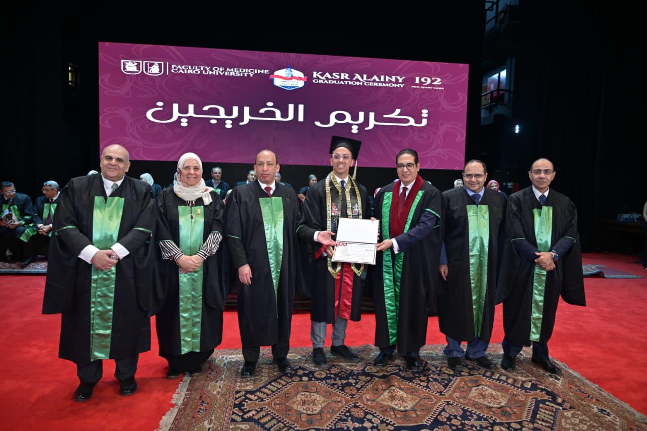 جامعة القاهرة تحتفل بتخريج الدفعة 192 من طب قصر العيني في احتفالية تاريخية
