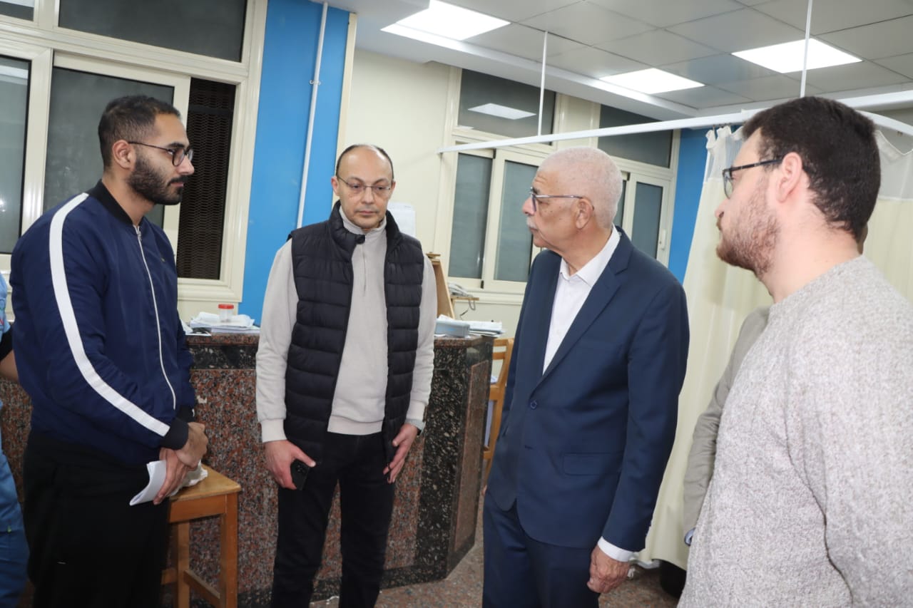 رئيس جامعة المنوفية يجرى جولة تفقدية ليلية بالمستشفيات الجامعية لمتابعة تقديم رعاية صحية متكاملة للمرضى