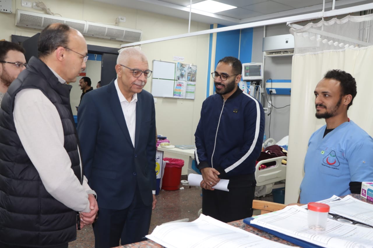 رئيس جامعة المنوفية يجرى جولة تفقدية ليلية بالمستشفيات الجامعية لمتابعة تقديم رعاية صحية متكاملة للمرضى