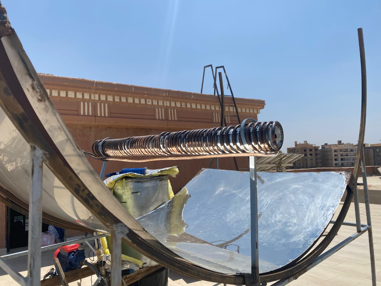 جامعة القاهرة التكنولوجية تكشف عن ابتكار شمسي مصري جديد يخطف الأنظار في تخزين الطاقة الحرارية