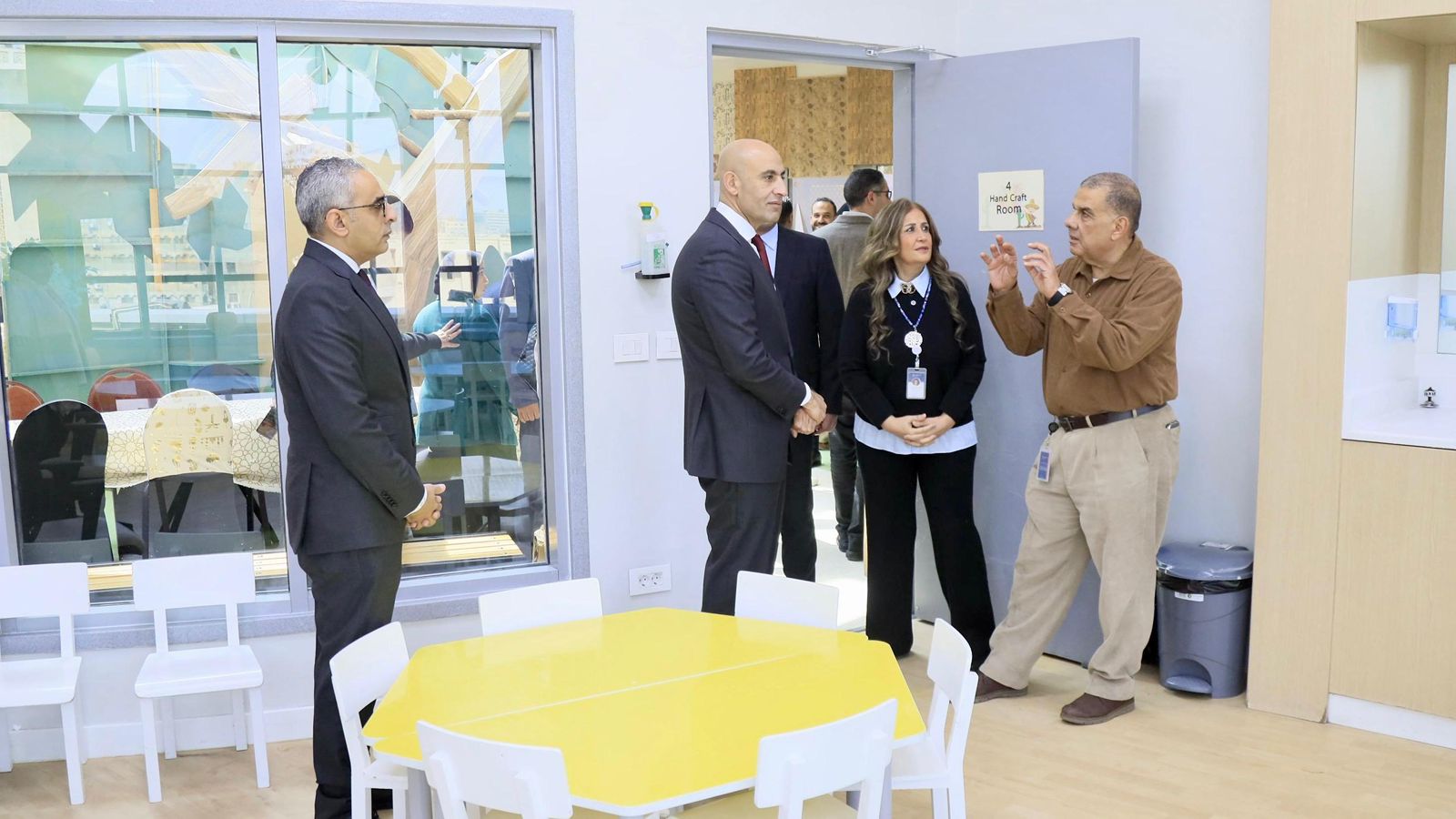 وزير التعليم يزور مستشفى 