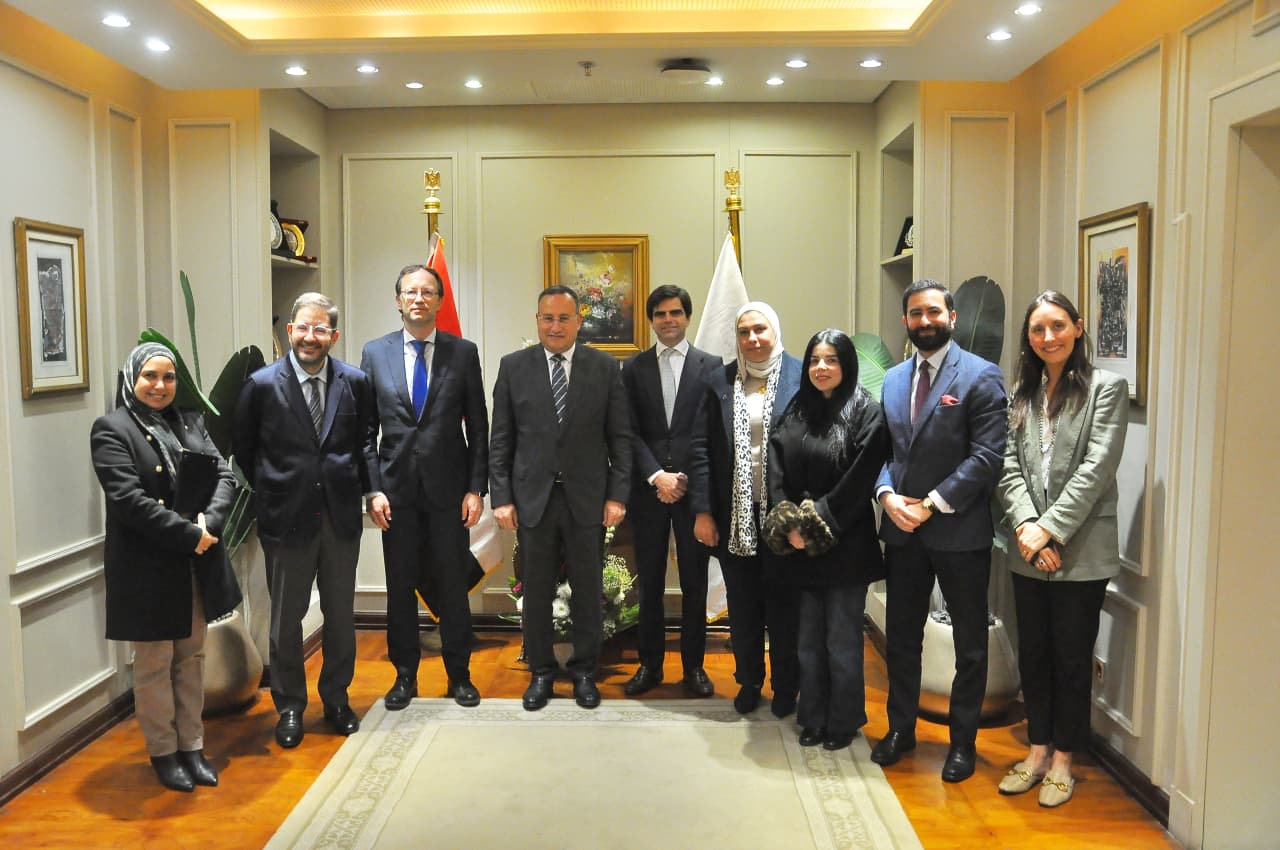 وزير التعليم العالي يبحث سبل تعزيز التعاون مع سفير مملكة إسبانيا ووفد جامعة IE الإسبانية