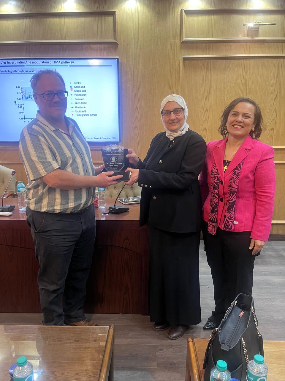 نائب جامعة عين شمس تبحث شراكة صحية مع كوادرام لترشيد استهلاك الطاقة