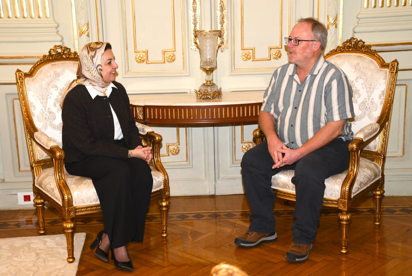 نائب جامعة عين شمس تبحث شراكة صحية مع كوادرام لترشيد استهلاك الطاقة