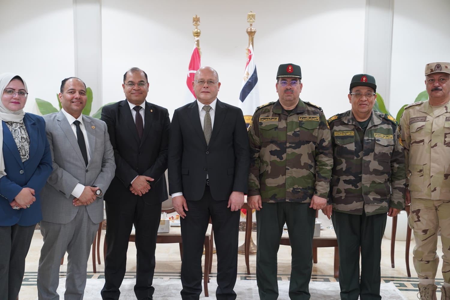 رئيس جامعة سوهاج في كلية الطب العسكري بجولة علمية فريدة 