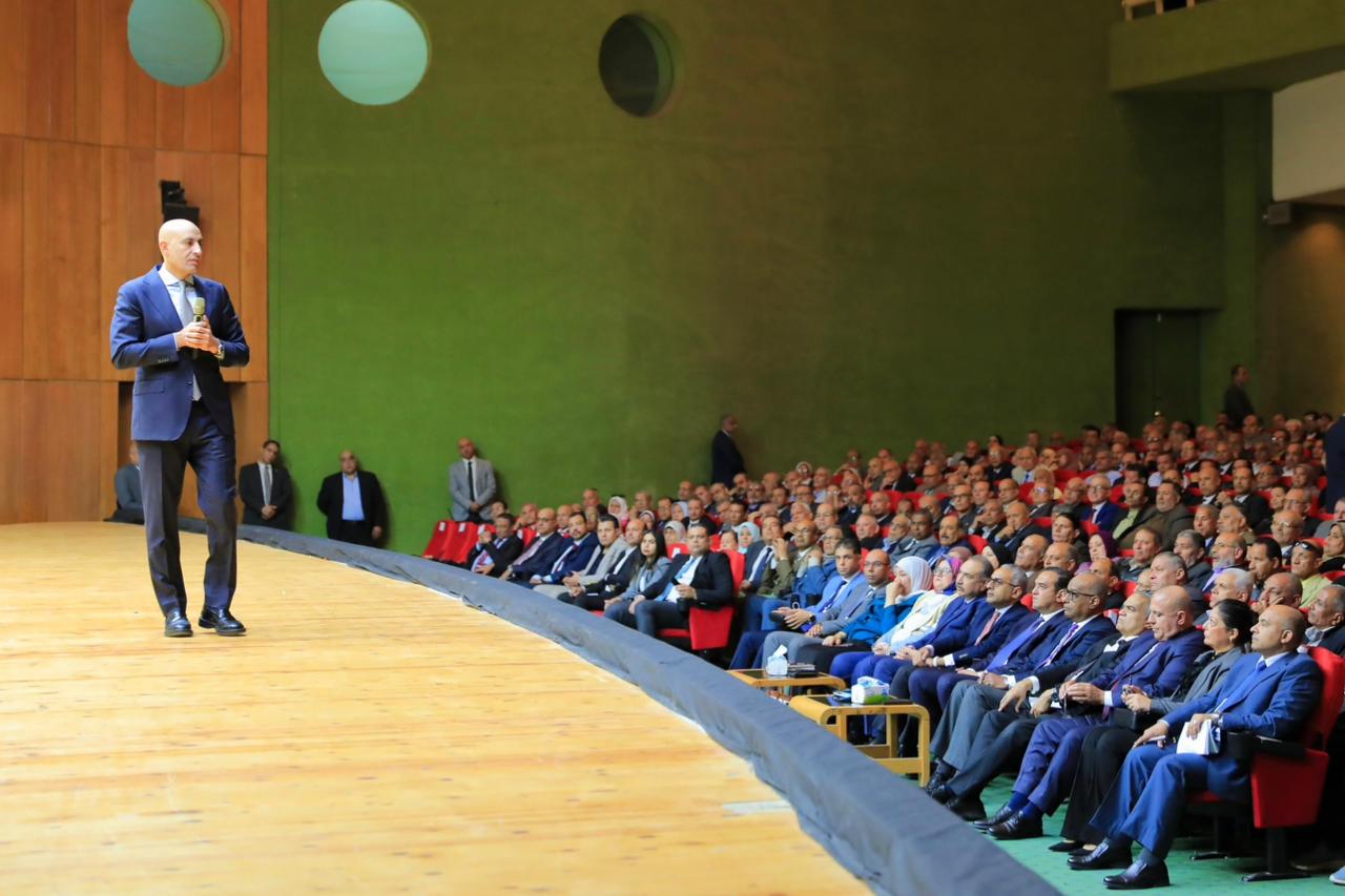 وزير التربية والتعليم يصدر قرارات حاسمة ويناقش تحسين الأداء المدرسي وتطوير أداء المدارس مع 1500 خبير