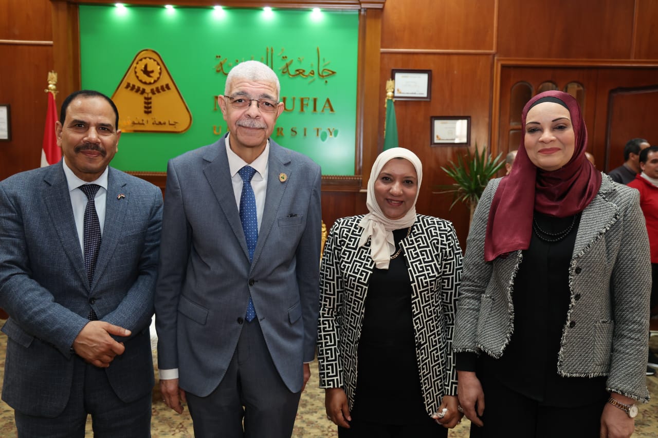 رئيس جامعة المنوفية يكرم مركز إعداد القادة باعتماده رسميًا ضمن المراكز القومية للتدريب الإداري