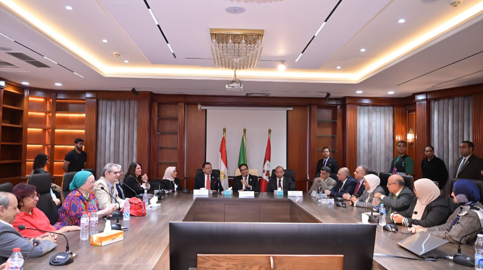 رئيس جامعة القاهرة يوجه قافلة طبية إلى حلايب وشلاتين للتوعية والعلاج مجانا