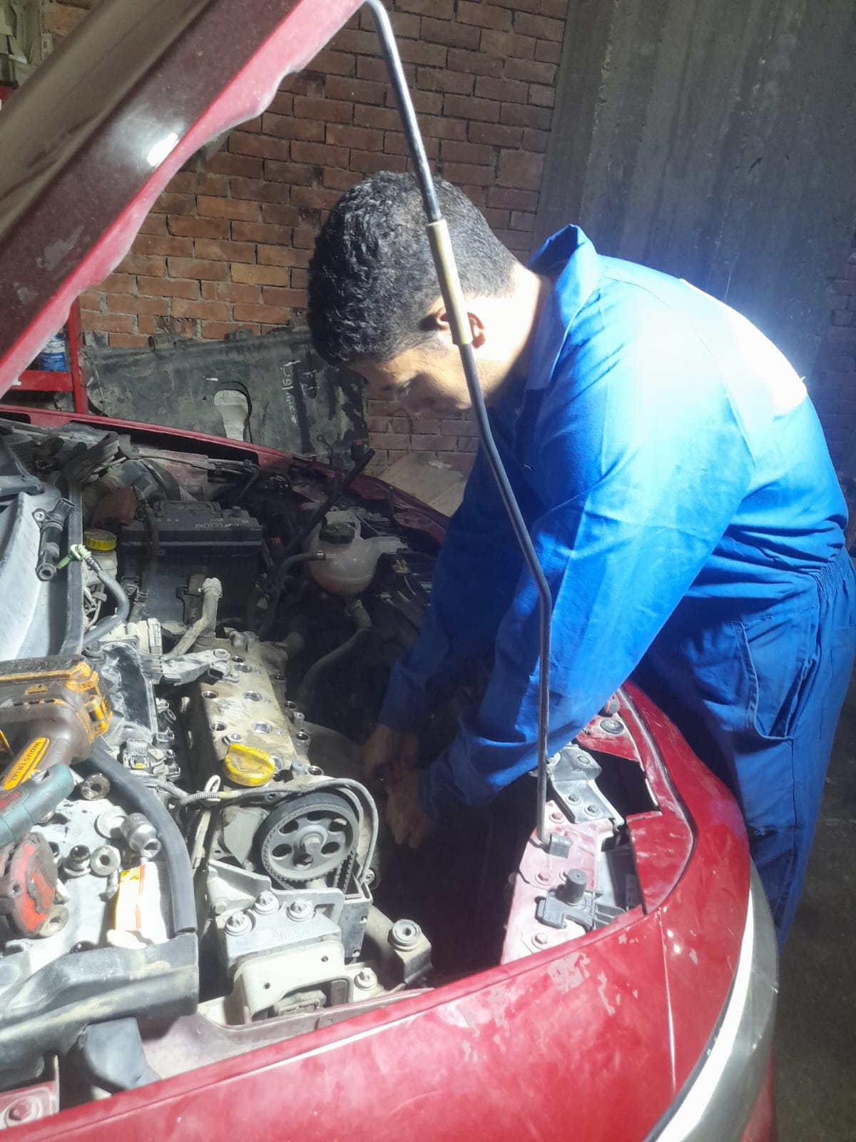 جامعة القاهرة التكنولوجية تطلق تدريبًا عمليًا لطلاب الأوتوترونكس لتنمية المهارات