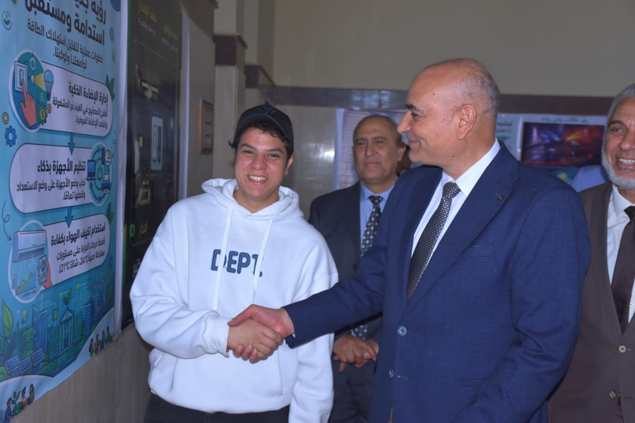 طلاب جامعة السادات الأهلية يبدعون في بوسترات تدعم الاستدامة والطاقة