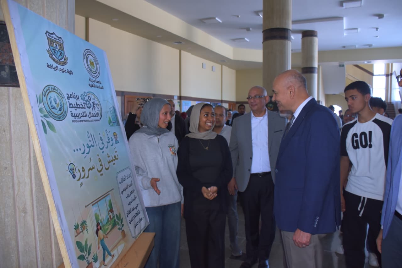 طلاب جامعة السادات الأهلية يبدعون في بوسترات تدعم الاستدامة والطاقة
