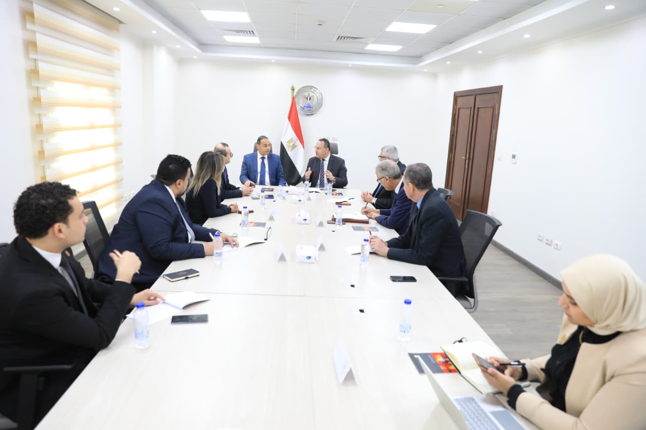 وزير التعليم العالى يبحث مع رئيس الرقابة المالية آليات نشر الثقافة المالية