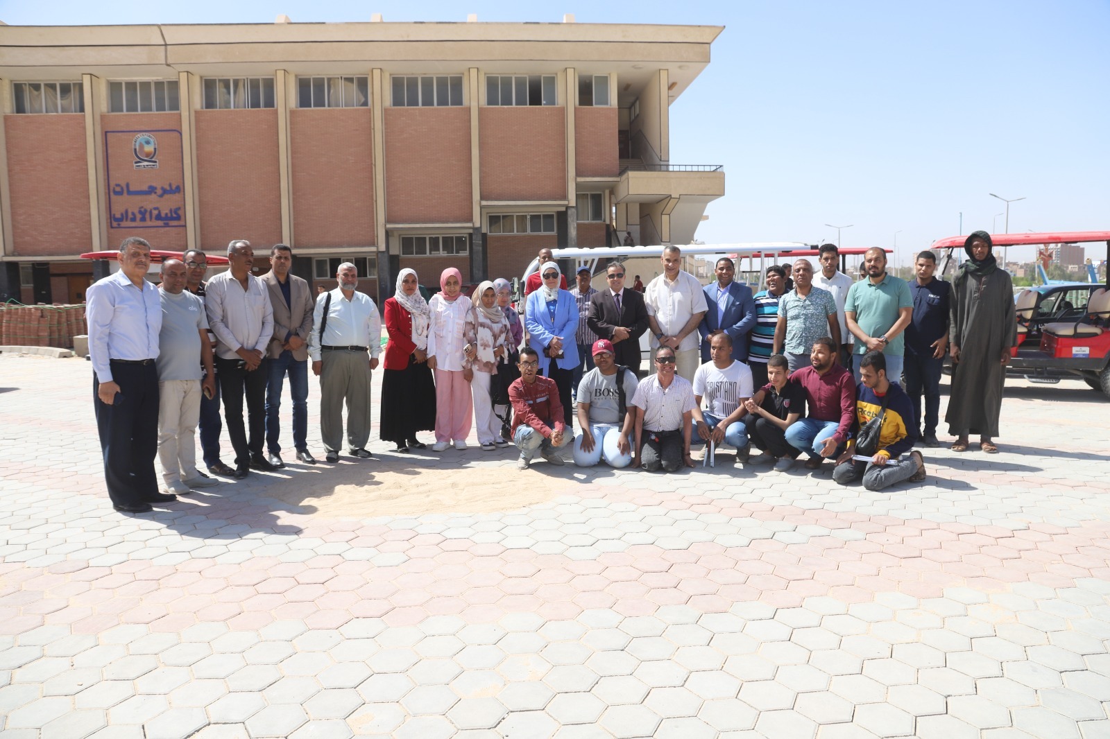 جامعة قنا تطلق الحافلة الكهربائية لدعم دمج طلاب ذوي الإعاقة