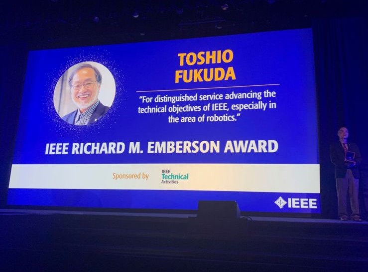 نائب رئيس الجامعة المصرية اليابانية يتوج بجائزة IEEE Richard Emberson Award العالمية