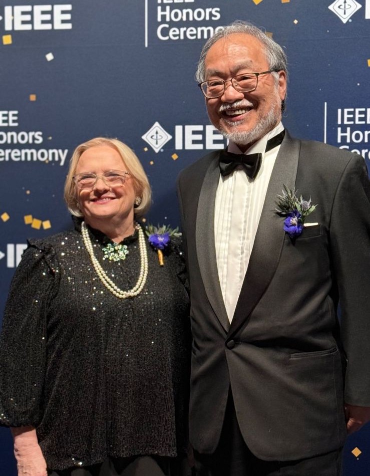 نائب رئيس الجامعة المصرية اليابانية يتوج بجائزة IEEE Richard Emberson Award العالمية