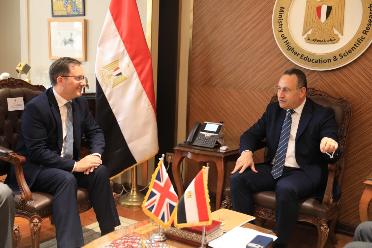 وزير التعليم العالي يبحث مع السفير البريطاني سبل تعزيز التعاون المشترك بين البلدين 