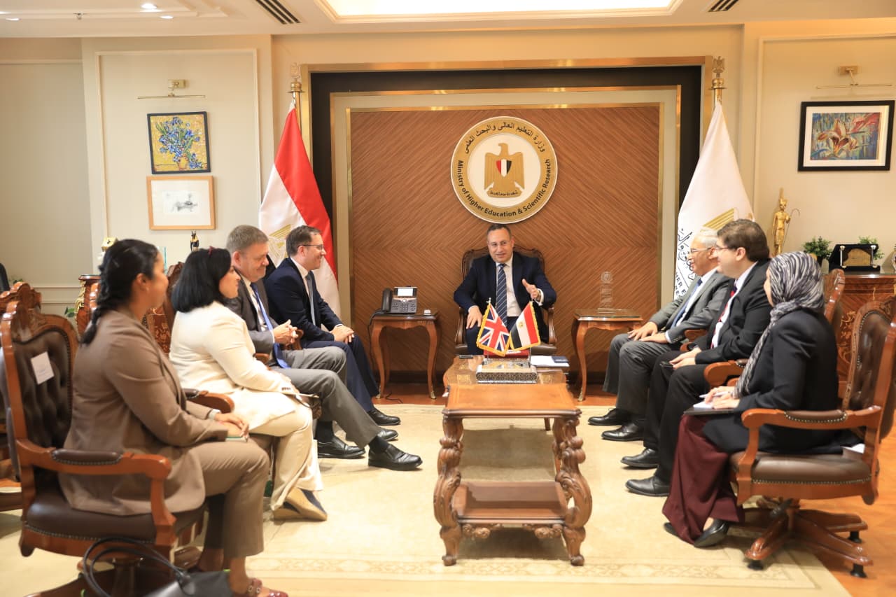 وزير التعليم العالي يبحث مع السفير البريطاني سبل تعزيز التعاون المشترك بين البلدين 