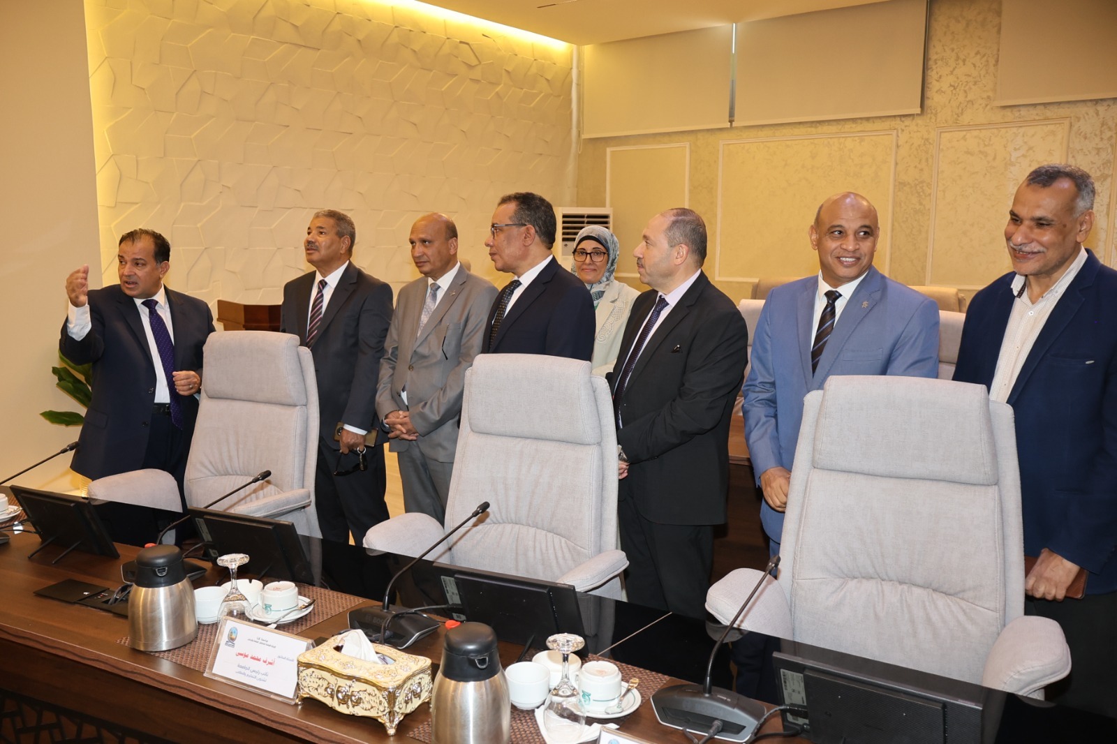 رئيس جامعة قنا يفتتح أعمال التطوير والتجميل بمبنى رئاسة الجامعة 