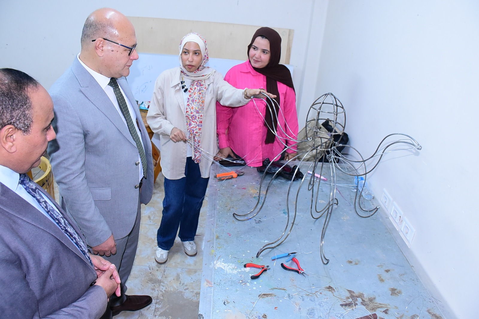 رئيس جامعة سوهاج يتفقد تدريب طلاب النوعية وتدعم الإبداع العملي