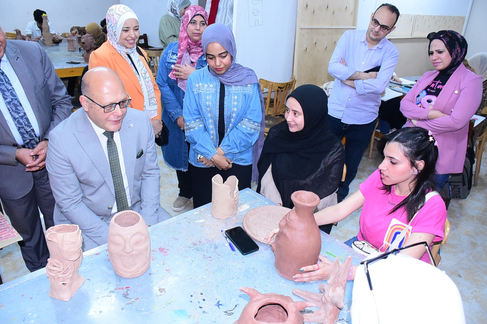 رئيس جامعة سوهاج يتفقد تدريب طلاب النوعية وتدعم الإبداع العملي