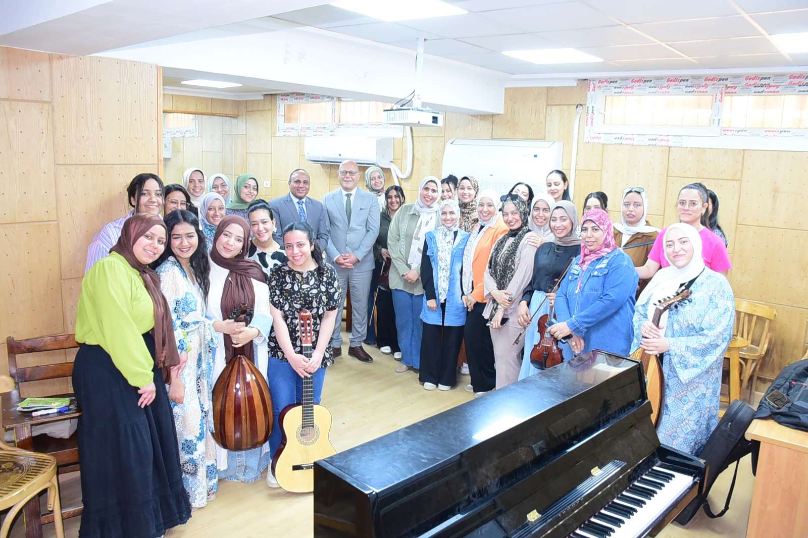 رئيس جامعة سوهاج يتفقد تدريب طلاب النوعية وتدعم الإبداع العملي