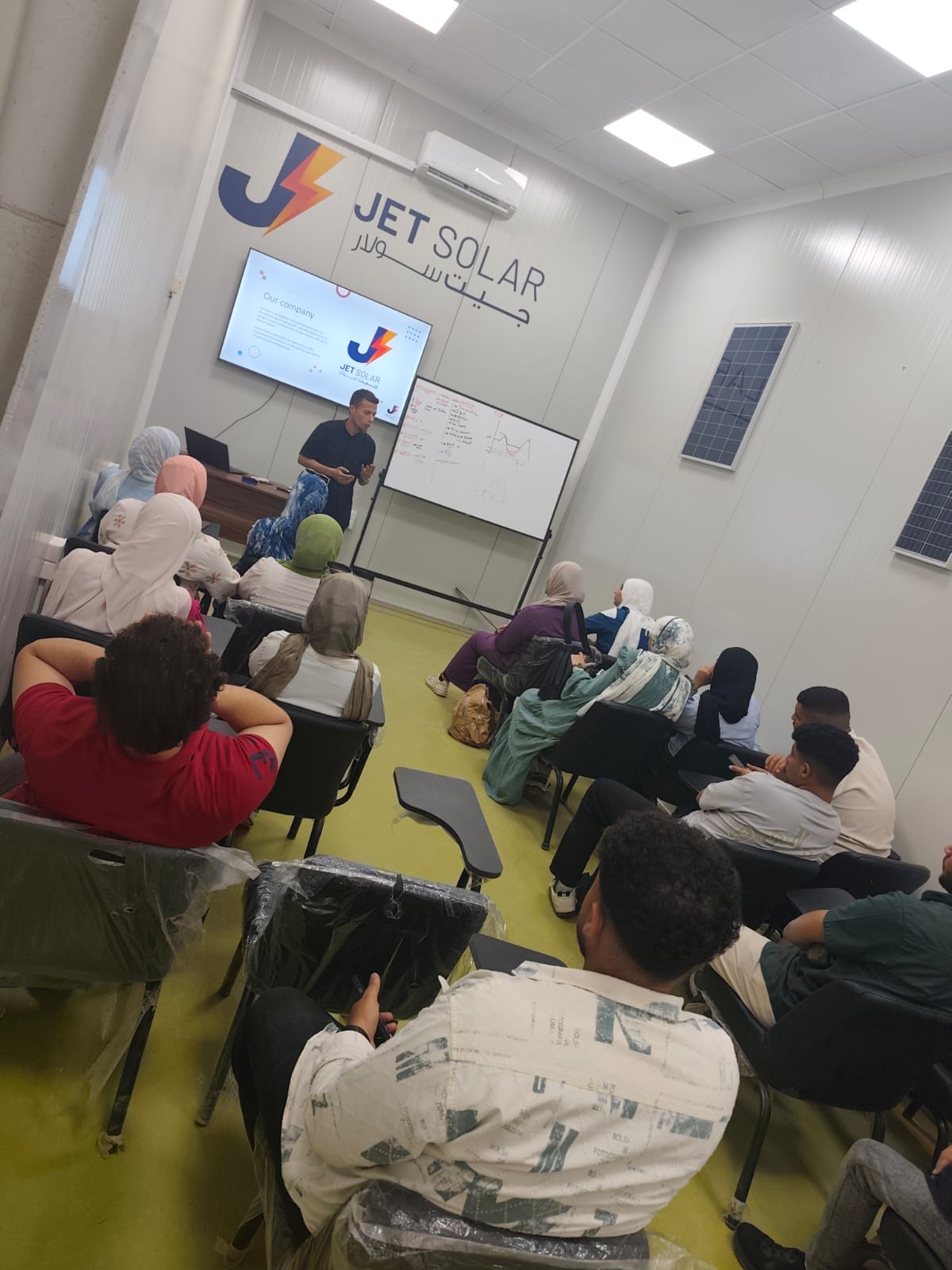 جامعة القاهرة التكنولوجية تطلق زيارة داخل مصنع جيت سولار لطلاب الطاقة المتجددة