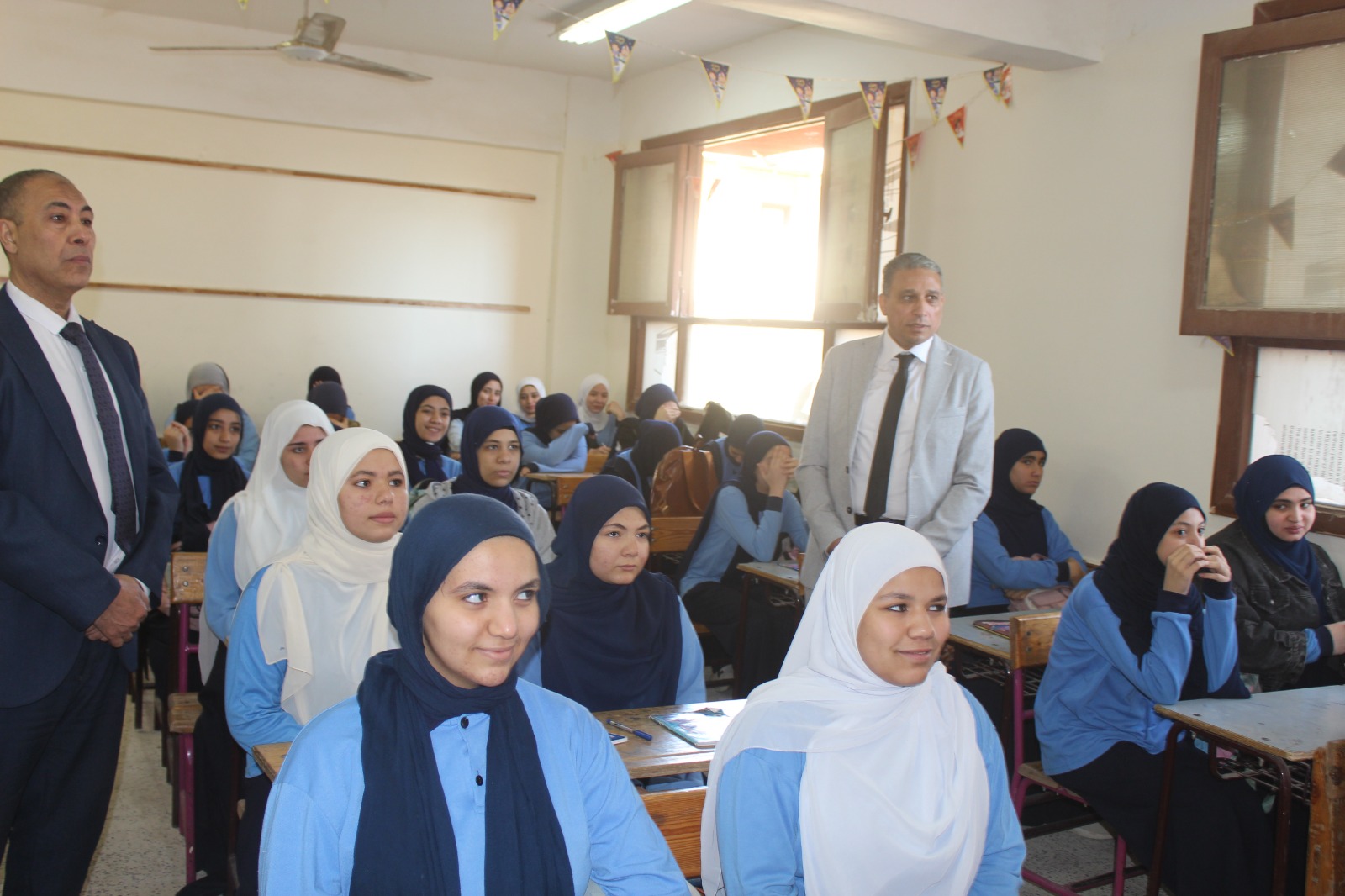 رسائل حاسمة من مدير تعليم الجيزة خلال جولة مدارس أبو النمرس ويكتشف مواهب طلابية
