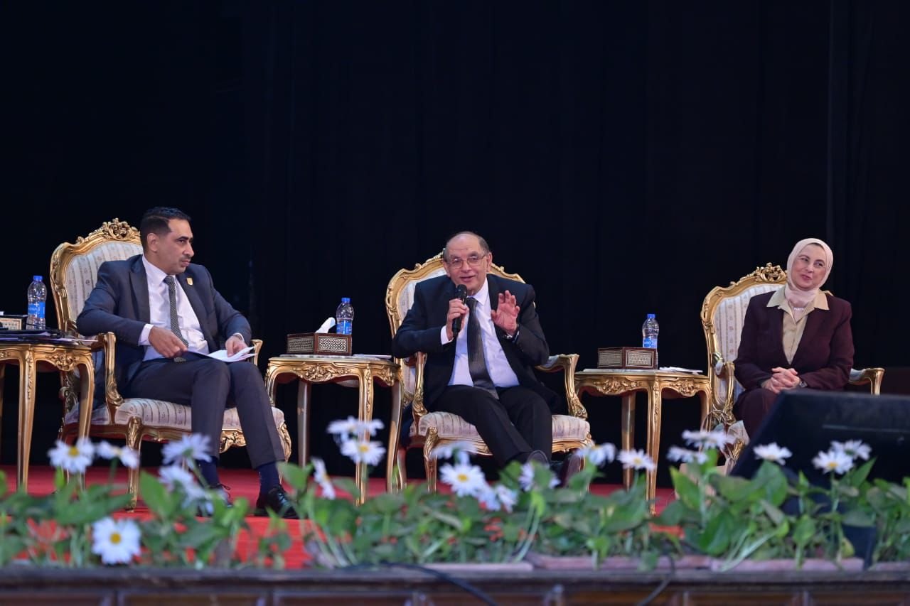 الملتقى الأول بجامعة القاهرة حول مواءمة التخصصات الجامعية لمتطلبات سوق العمل يشهد الإعلان عن مرصد وظائف المستقبل