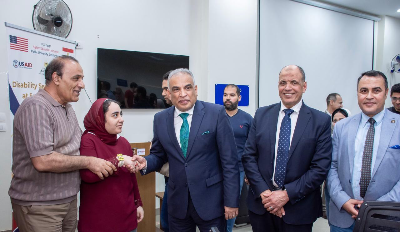 رئيس جامعة طنطا يجري جولة تفقدية موسعة بكلية الآداب