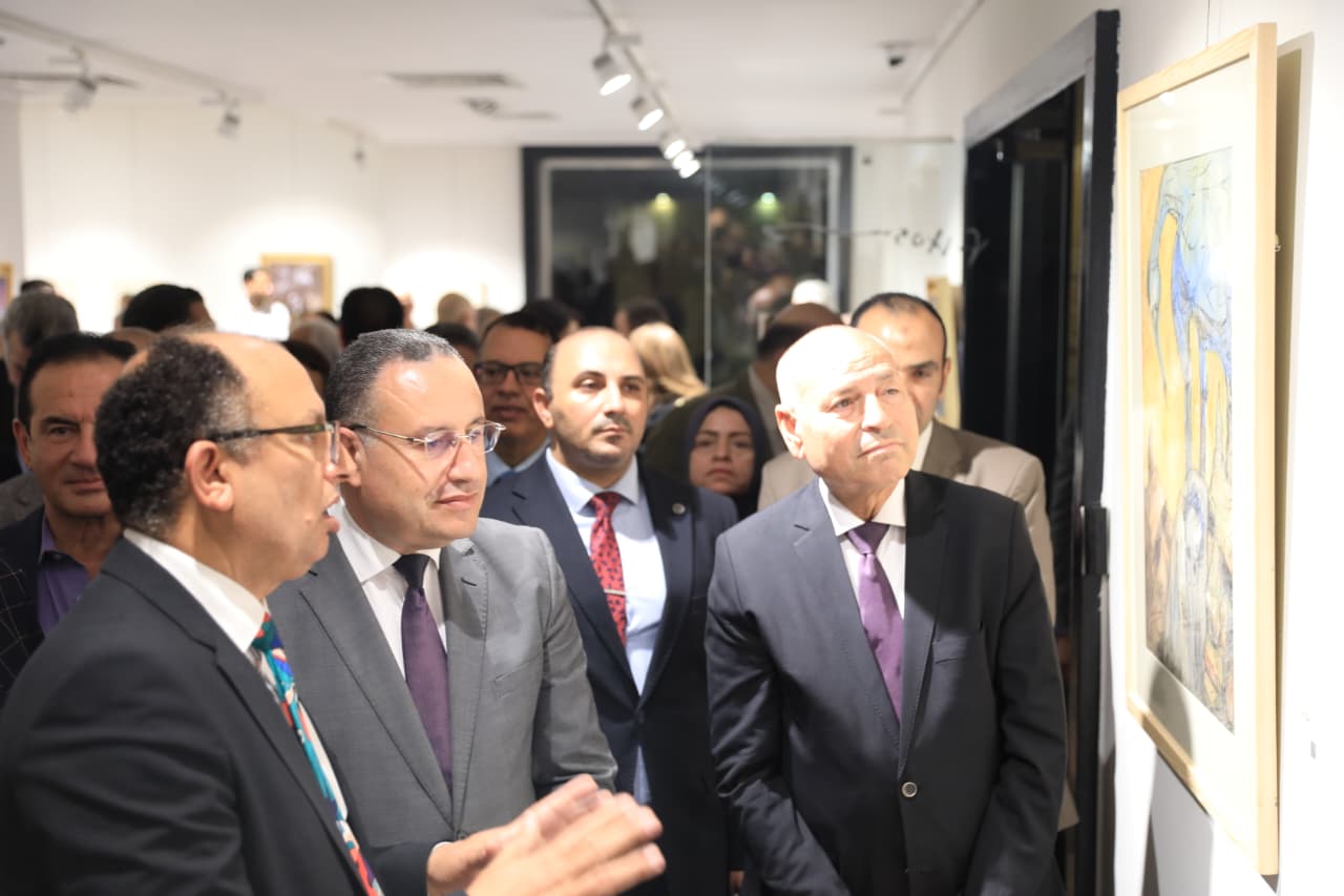 وزير التعليم العالى يفتتح معرض خبايا الروح للدكتور السيد قنديل برؤية فنية مدهشة
