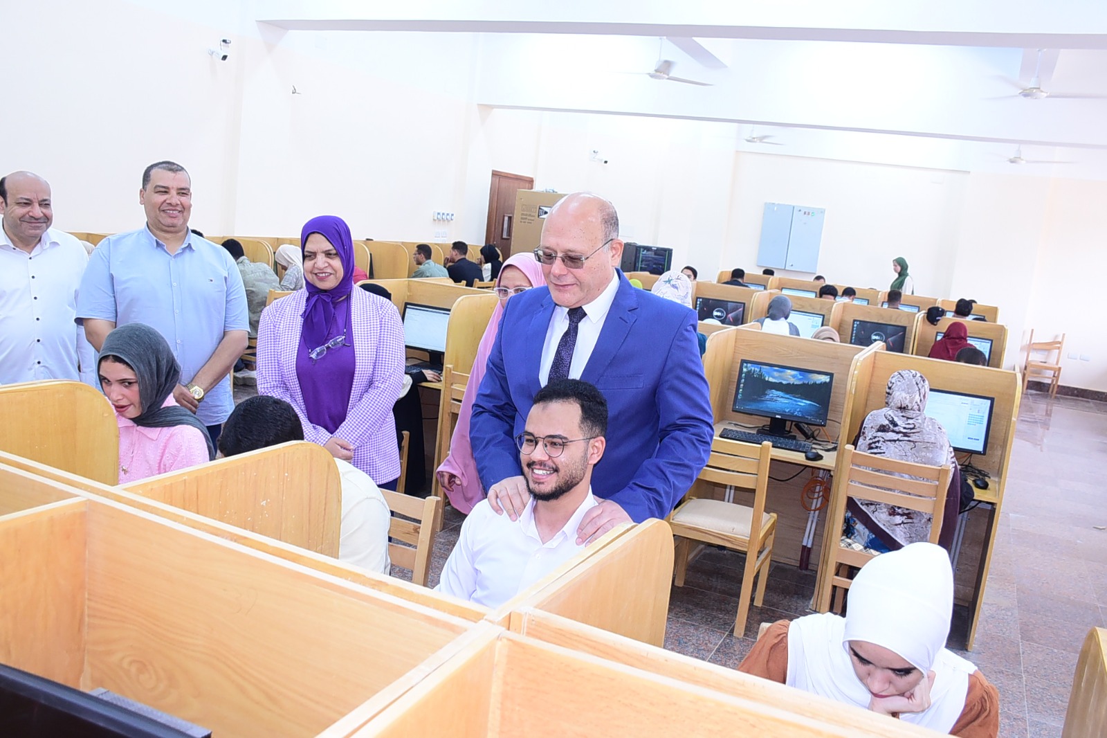 رئيس جامعة سوهاج يتابع امتحانات كليات الهندسة والتمريض والزراعة بالمقر الجديد