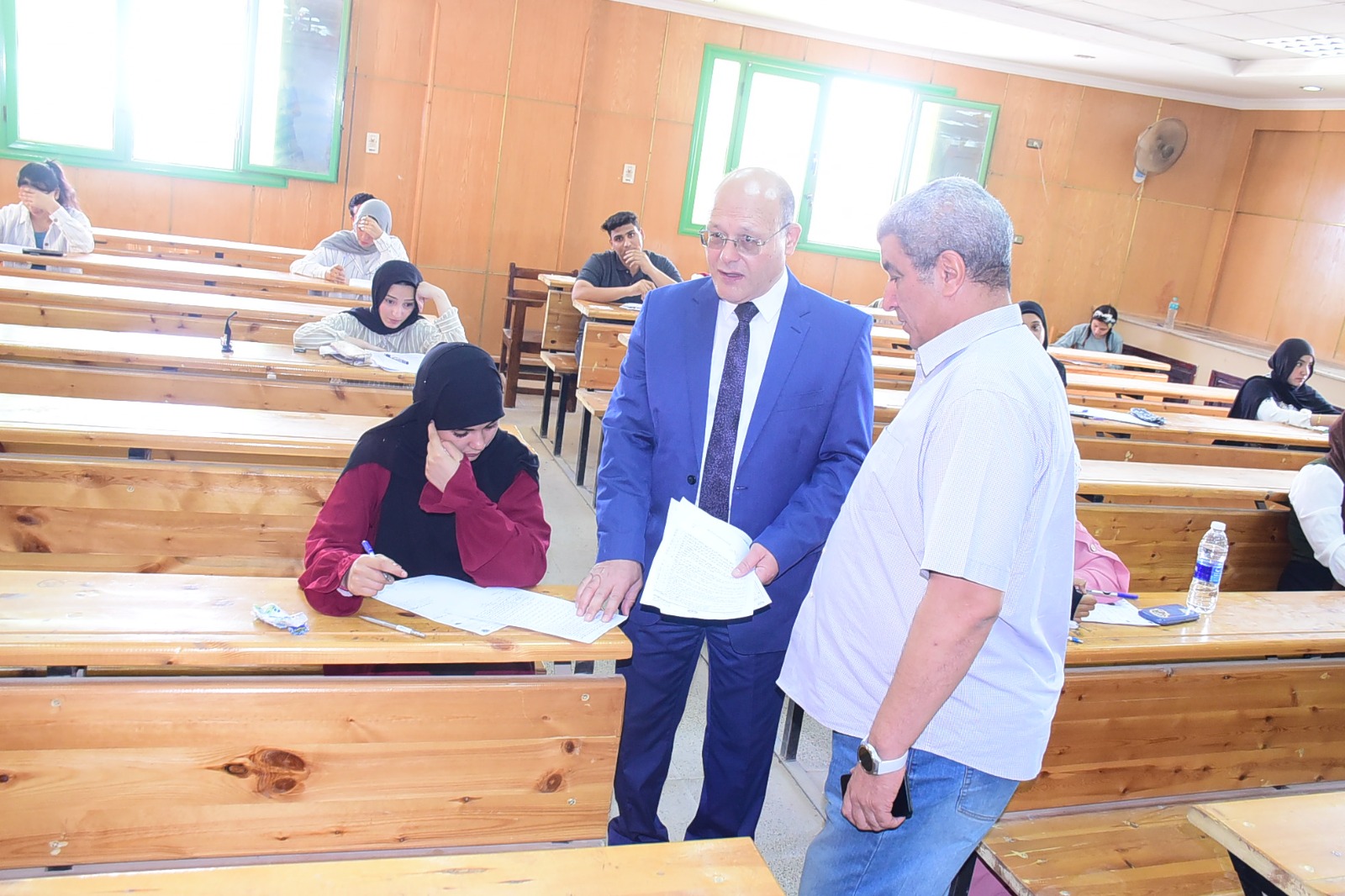 رئيس جامعة سوهاج يتابع امتحانات كليات الهندسة والتمريض والزراعة بالمقر الجديد