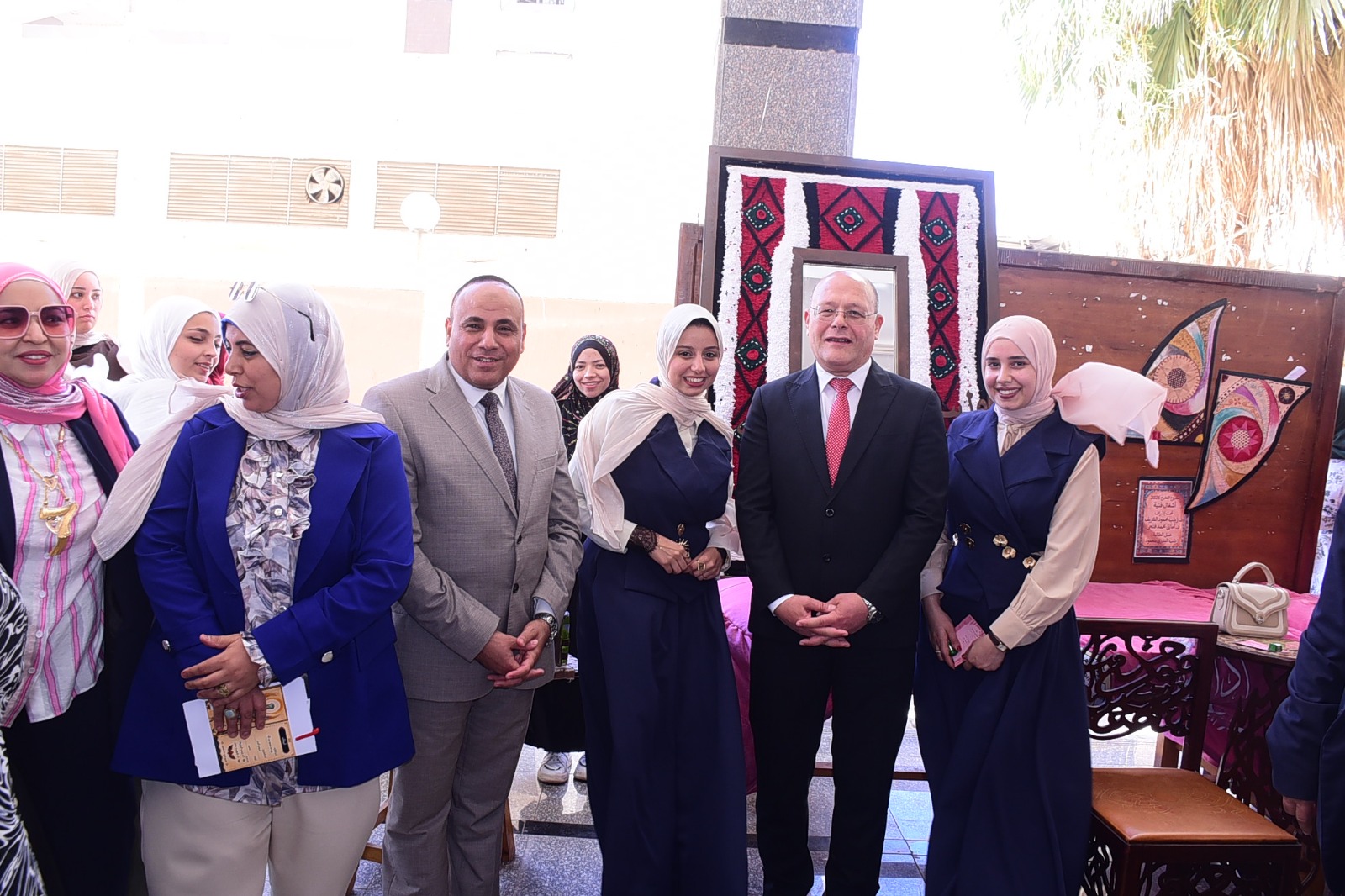 رئيس جامعة سوهاج يشهد لوحات إبداعية مبهرة لطلاب كلية التربية النوعية في مشروعات التخرج