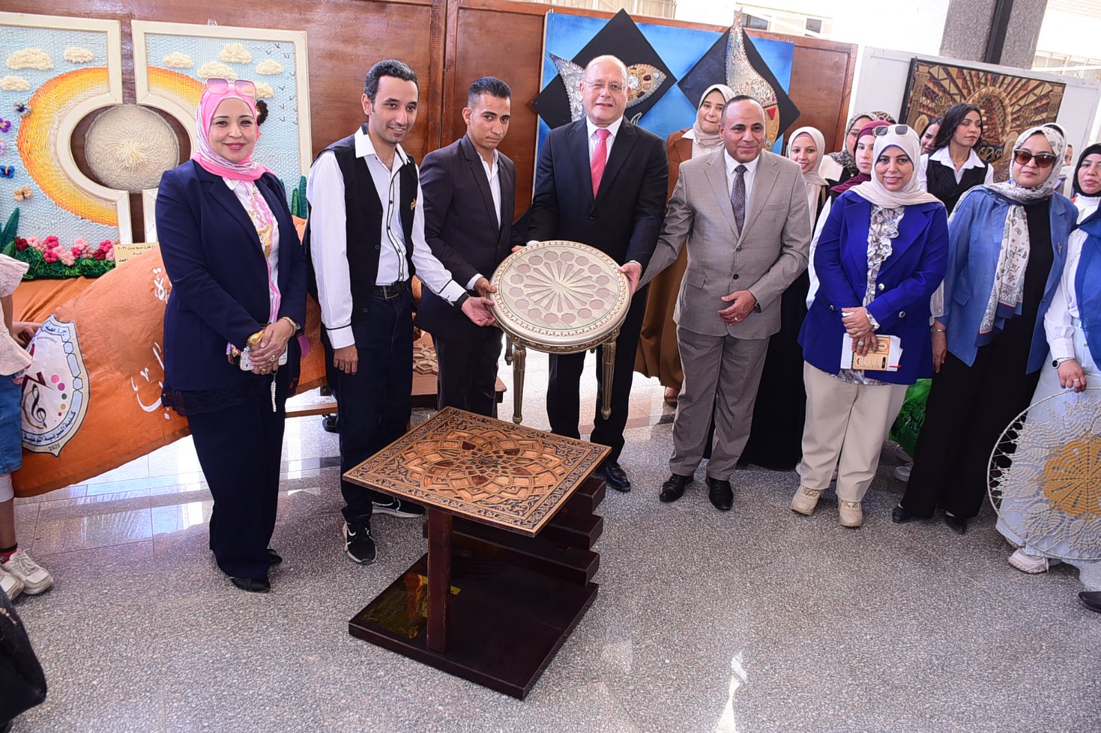 رئيس جامعة سوهاج يشهد لوحات إبداعية مبهرة لطلاب كلية التربية النوعية في مشروعات التخرج