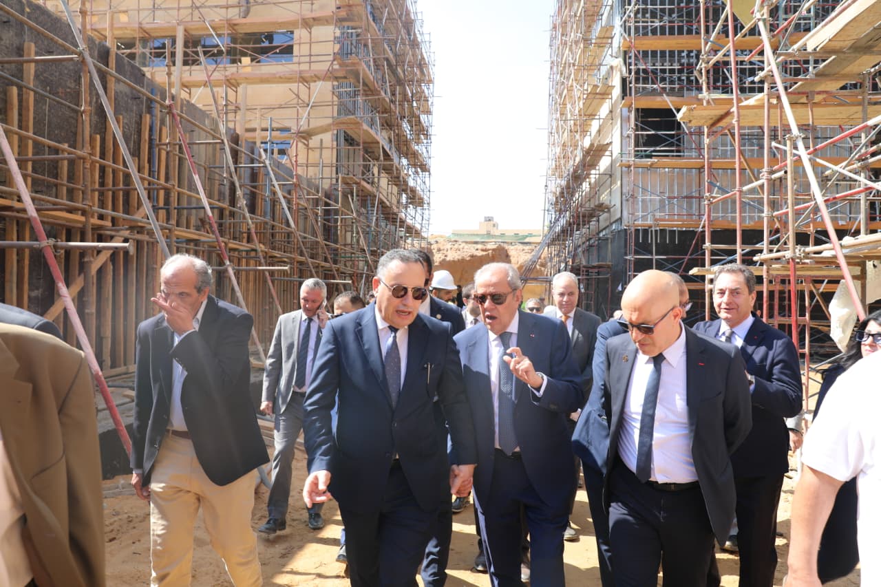 وزير التعليم العالى يتابع حلم الجامعة الأهلية الفرنسية الجديدة بالشروق