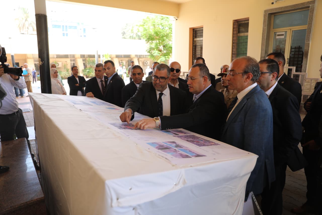  وزير التعليم العالى يراجع مشروعات طبية وتعليمية عملاقة داخل جامعة عين شمس