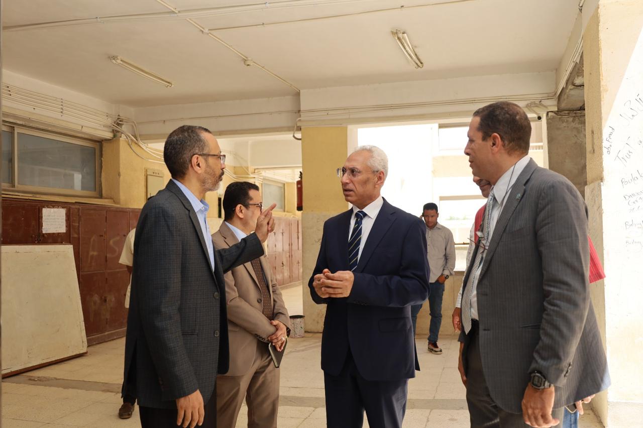 رئيس جامعة المنيا يتابع امتحانات الطب البيطري بالمنيا الجديدة والانضباط يسود اللجان